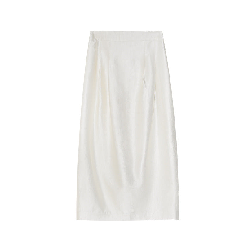 In early spring, the daughter of a French celebrity has an elegant and fashionable slit skirt
