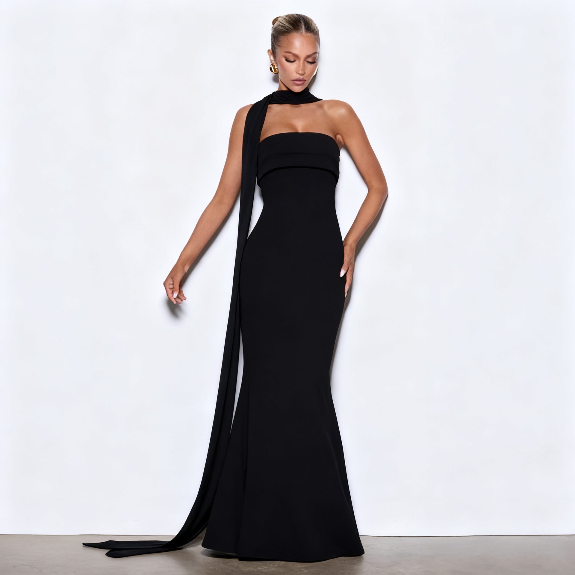 Slim-fit celebrity streamer halter hip skirt