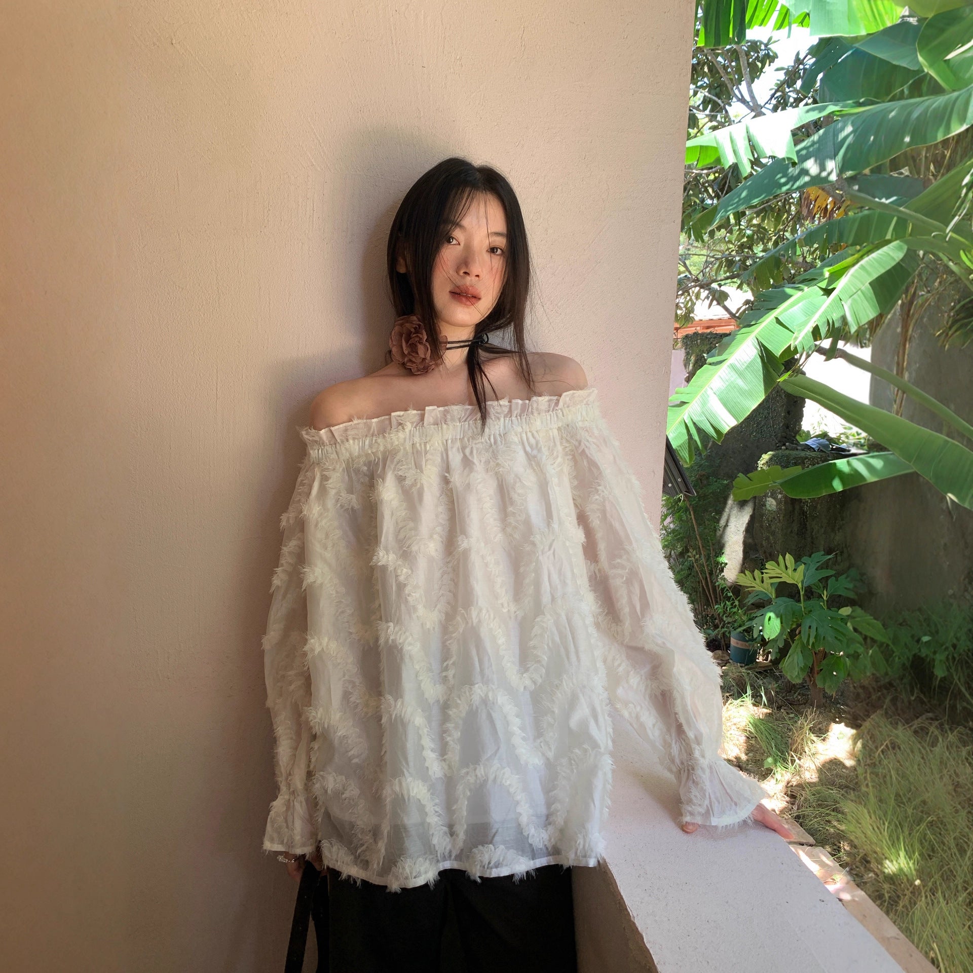 Age reduction heavy industry lace shoulder top