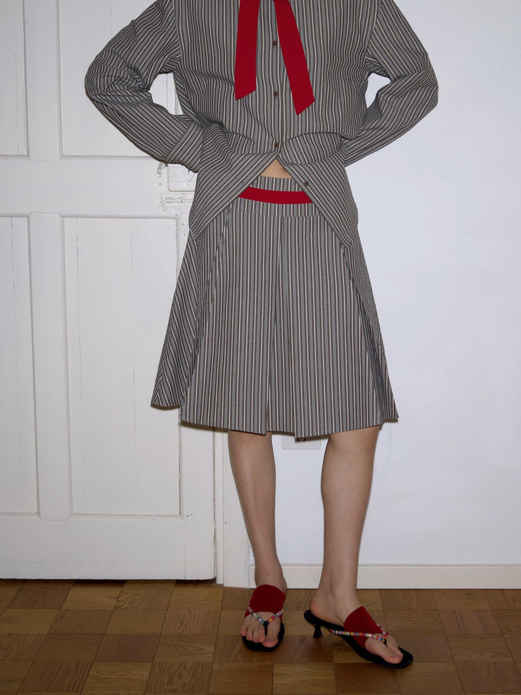 Contrasting Belt Striped Pleated Skirt