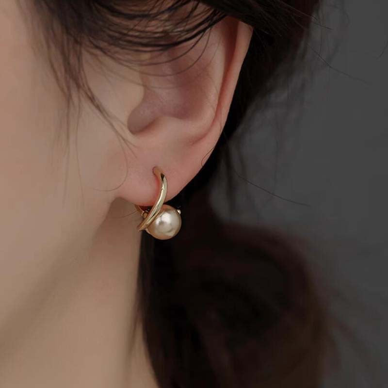 Simple champagne gold bead ear buckle, niche design sense, high-end stud earrings, fashion temperament, retro pearl earrings.