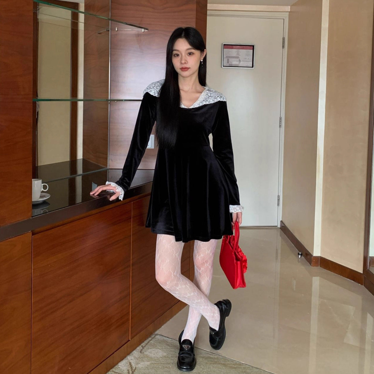 Wear an age-reduced waist lace hooded velvet dress