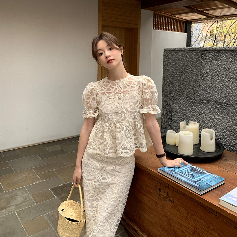 Hollow high-waisted hip-hugging lace skirt