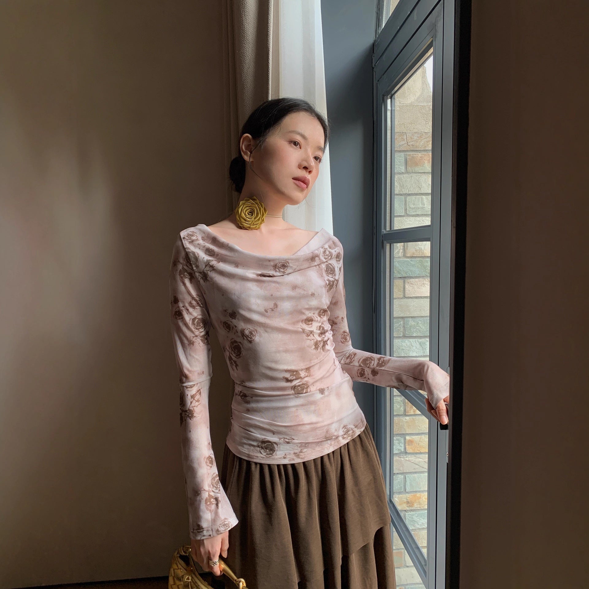 Design Swing Neck Slim Flower Long Sleeve Top