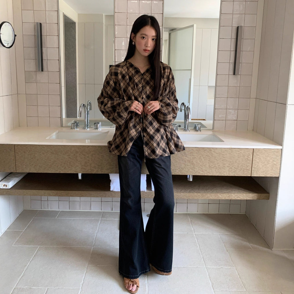 Versatile and slim high-waisted dark gray fashion slightly pulled jeans