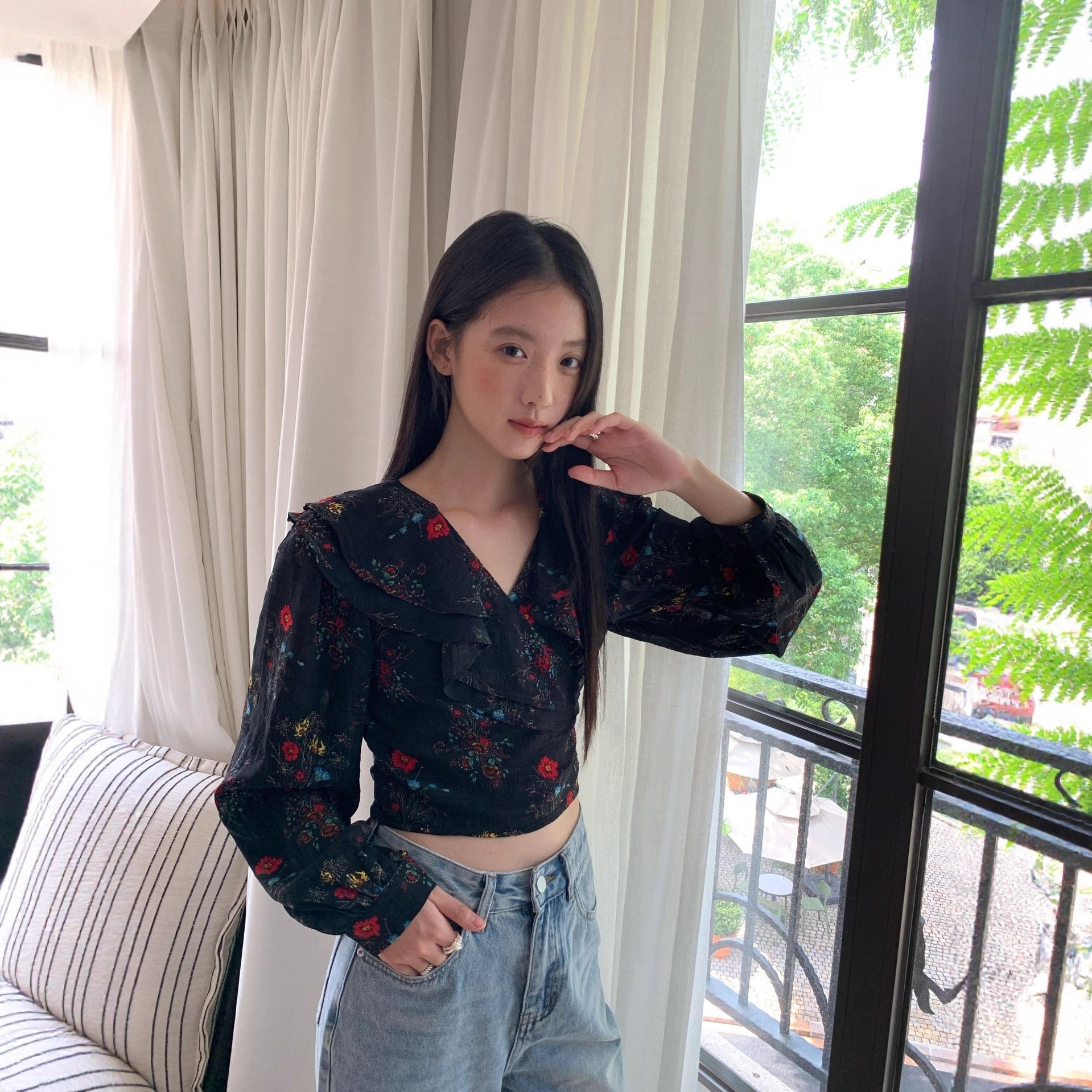 Age-reducing short strap floral ruffle shirt