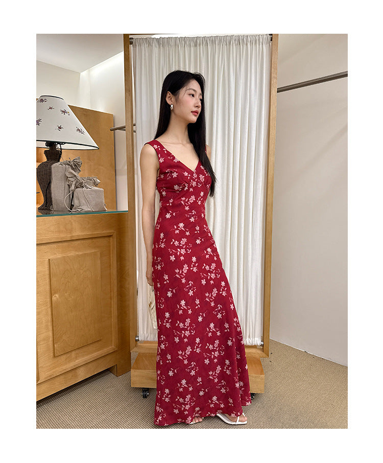 Slim-fitting lines and beautiful floral V-neck sleeveless dress