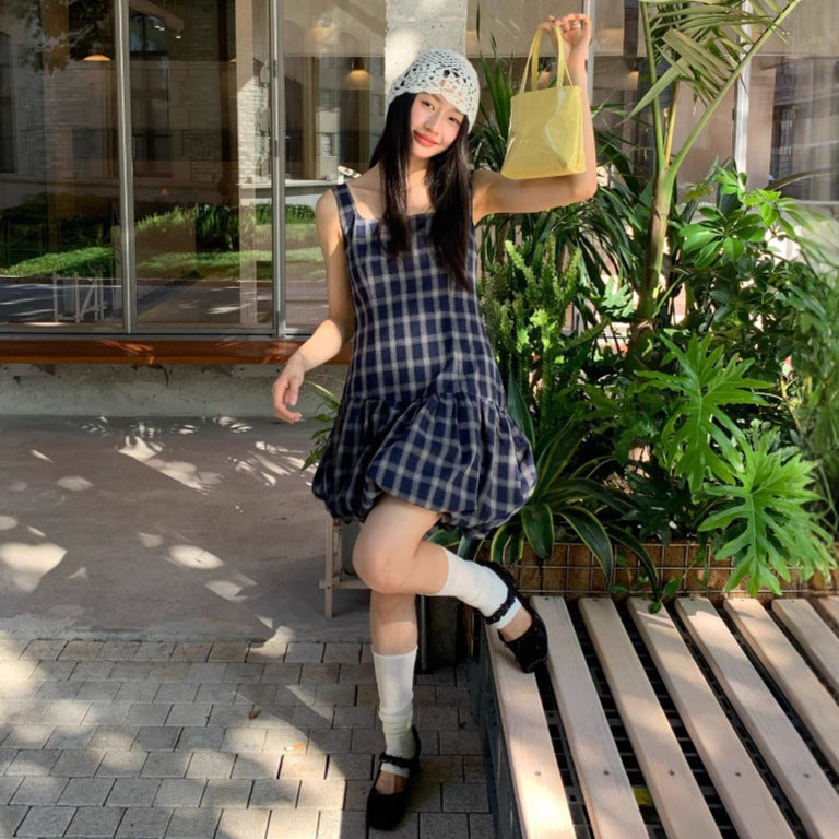 Age reduction and thin waist plaid suspender dress