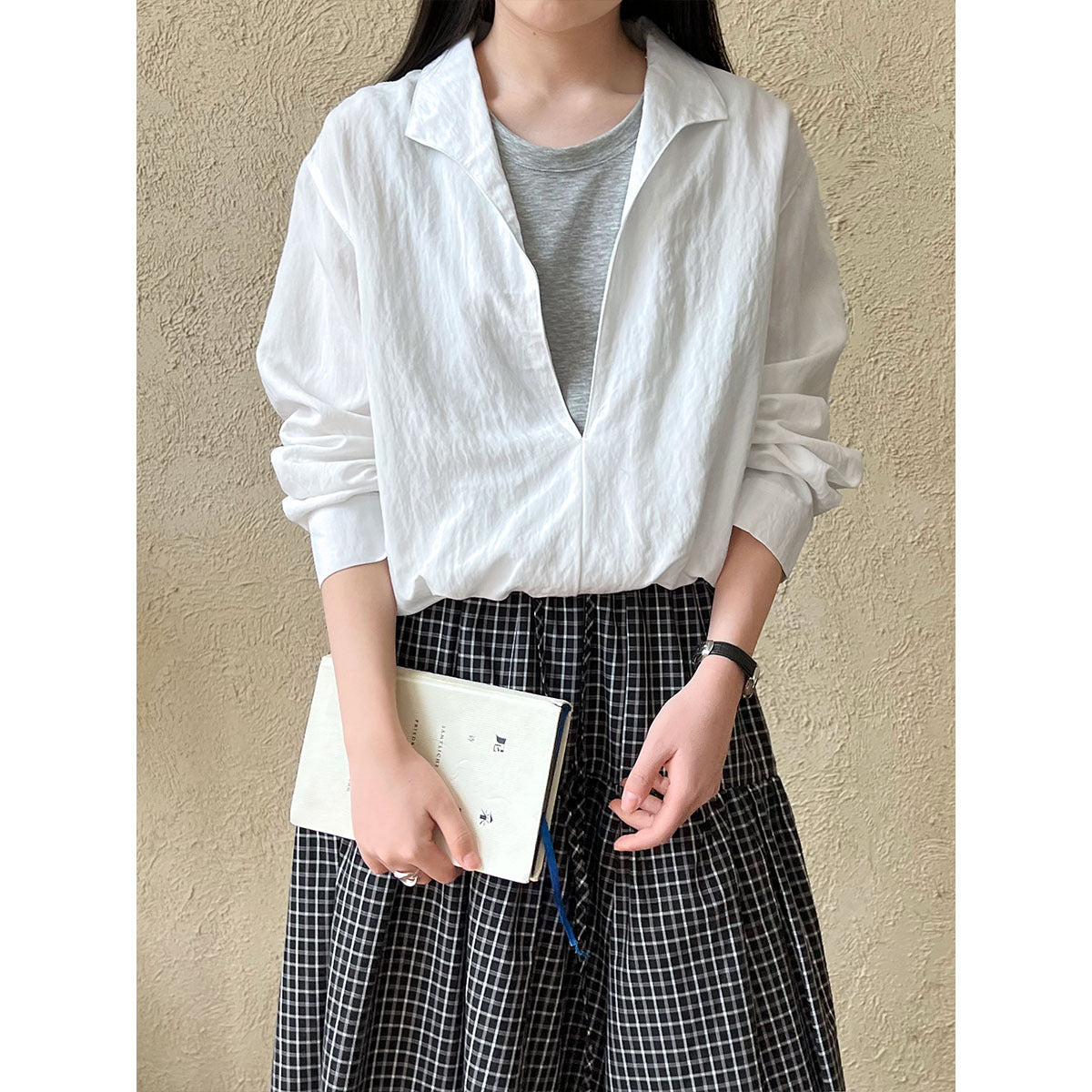 Korean simple fake two lazy style shirts in summer, a new spliced V-neck age-reducing long-sleeved shirt