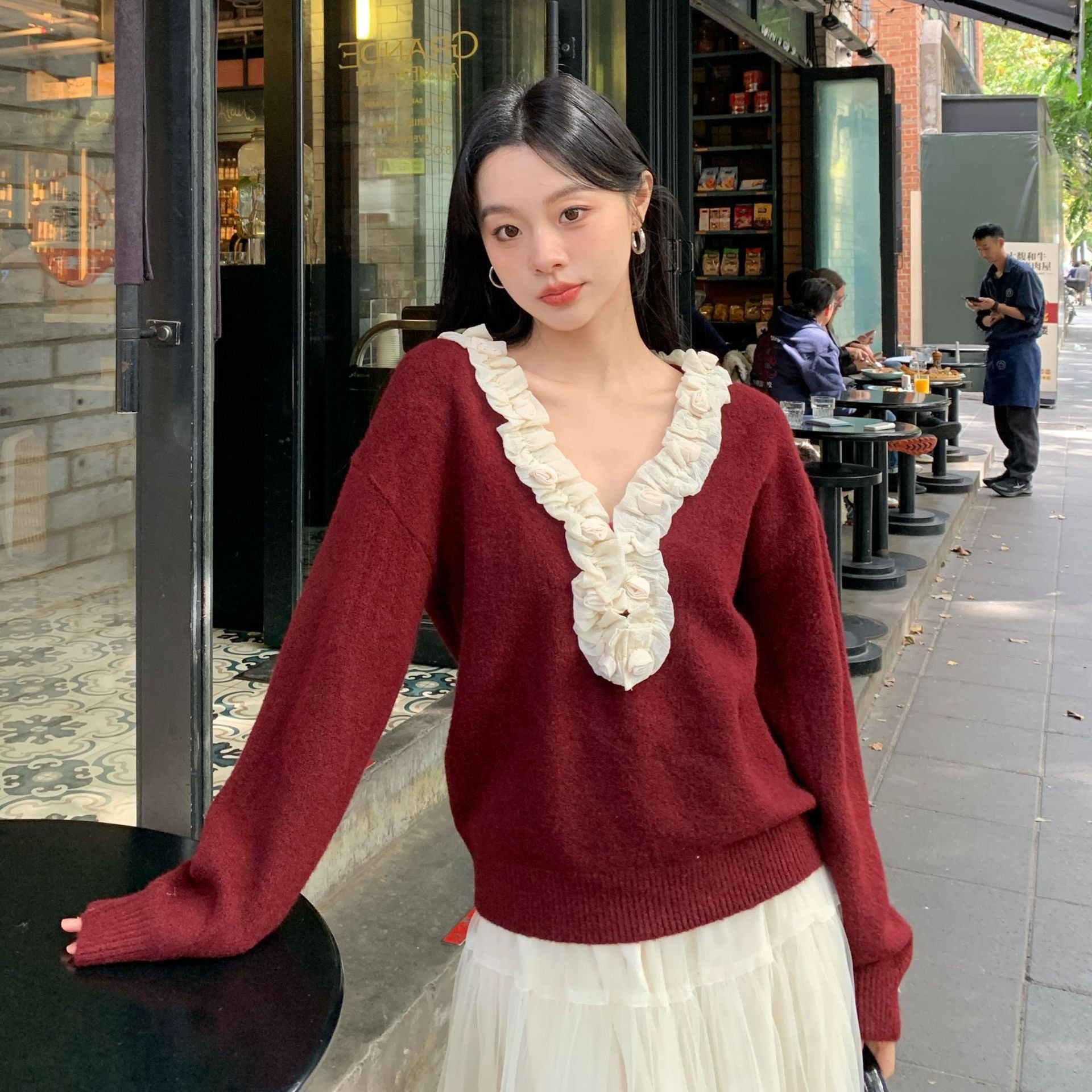 Sweet age-reducing V-neck loose sweater with fungus edge