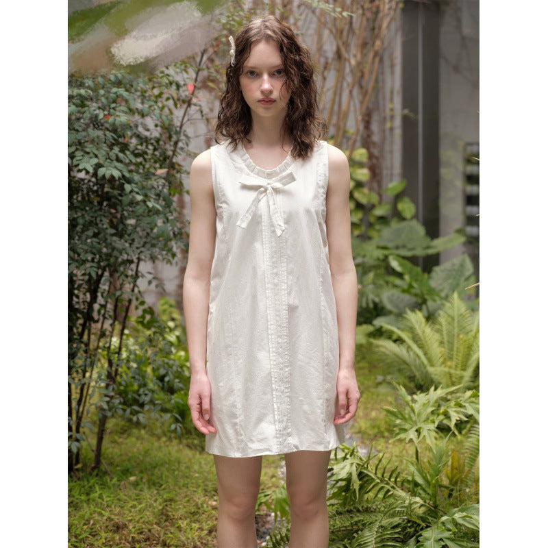 Romantic sweet and smart bow-decorated sleeveless dress