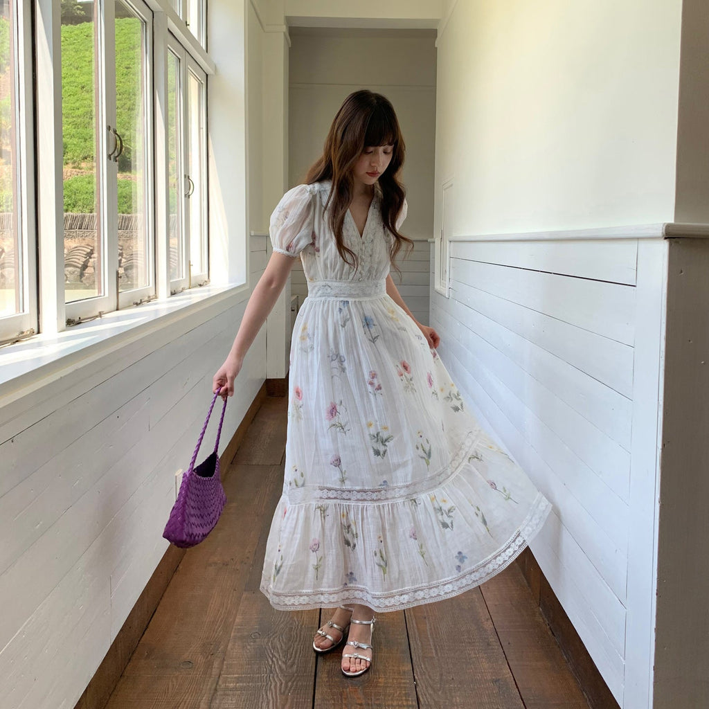 Gentle high-waisted V-neck floral cotton and linen puff sleeve dress
