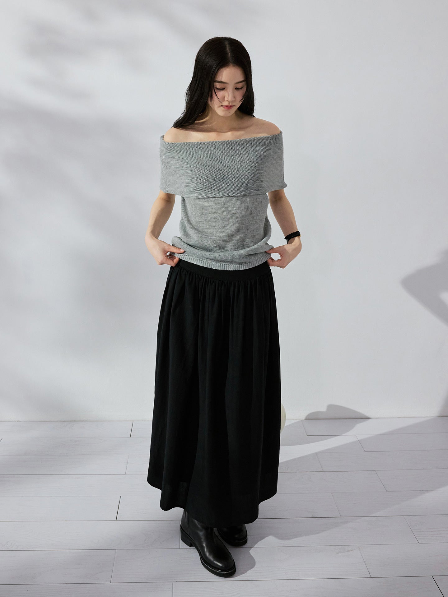 Wear more than one dress, but you can wear a lazy knitted sweater with straight shoulders and slanted shoulders.