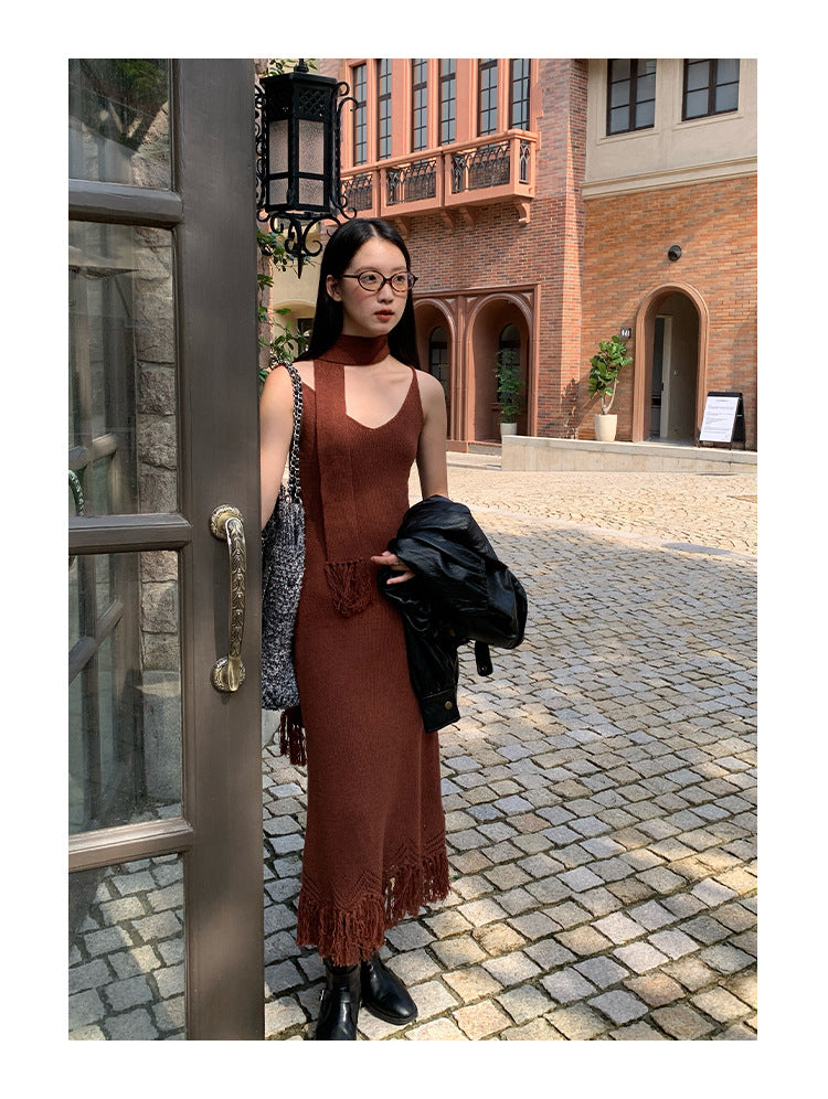 Slim-fit V-neck fringed inside with knitted suspender dress