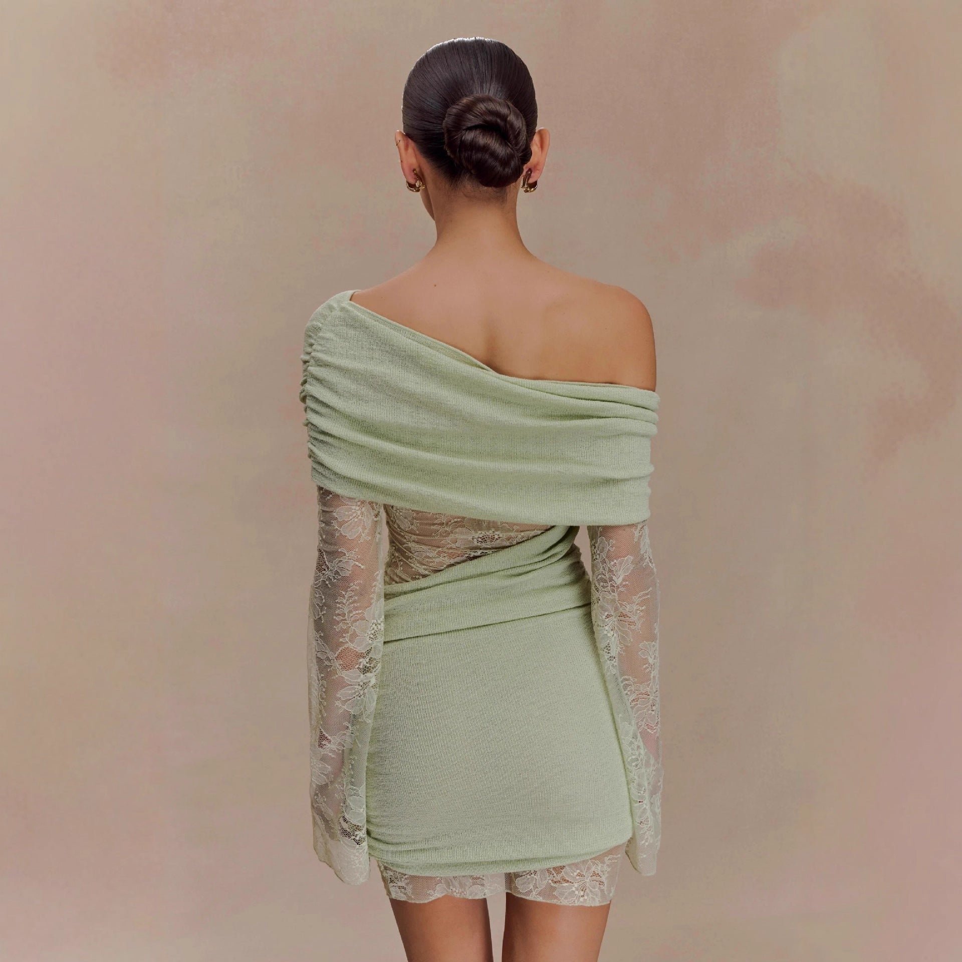 Hot girl sexy one-shoulder dress