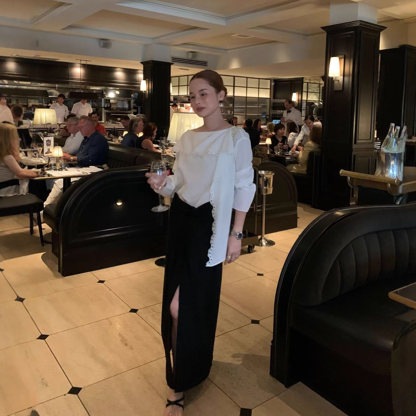 In early spring, the daughter of a French celebrity has an elegant and fashionable slit skirt