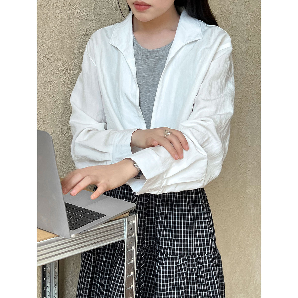 Korean simple fake two lazy style shirts in summer, a new spliced V-neck age-reducing long-sleeved shirt