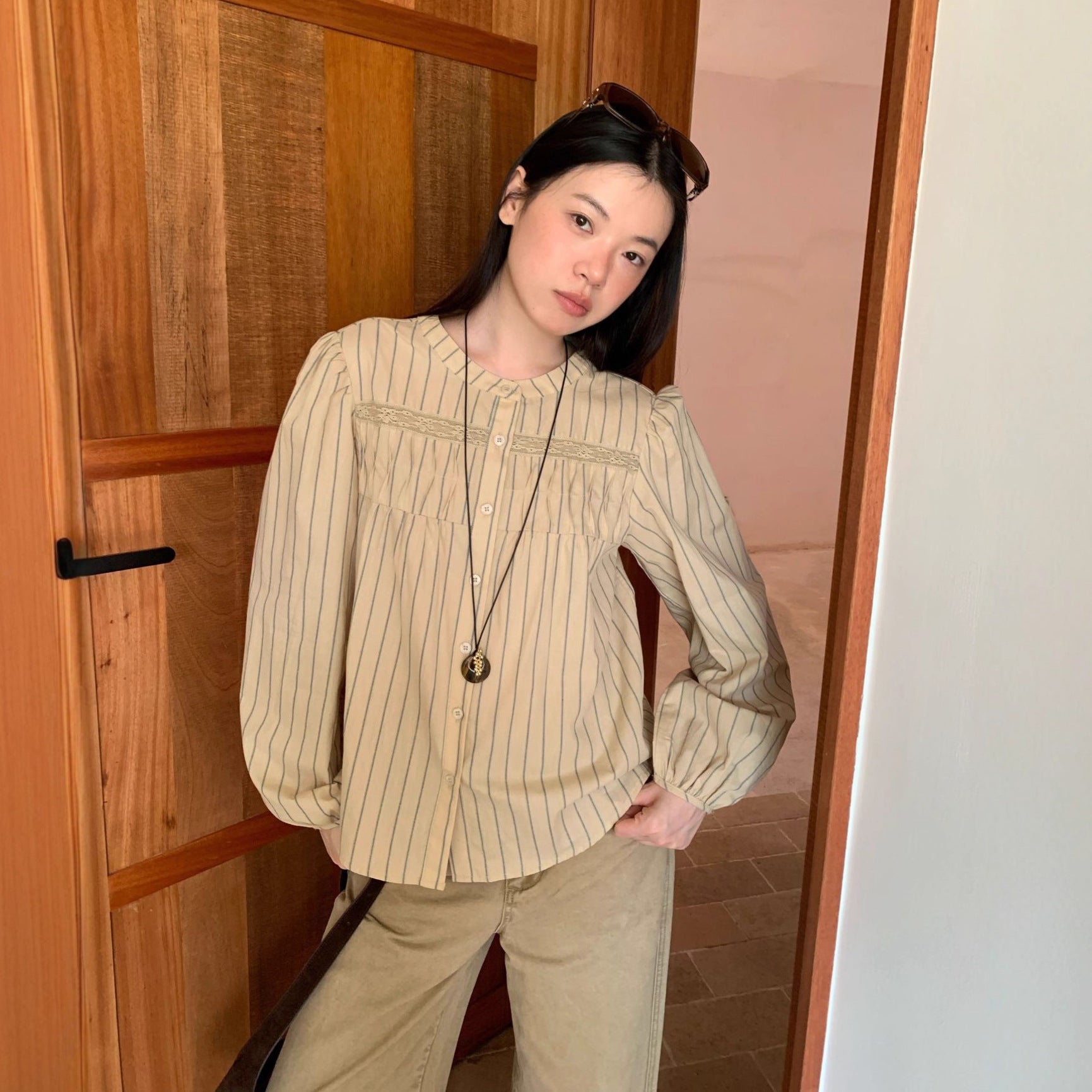 Fashion foreign style age-reducing round neck vertical striped shirt