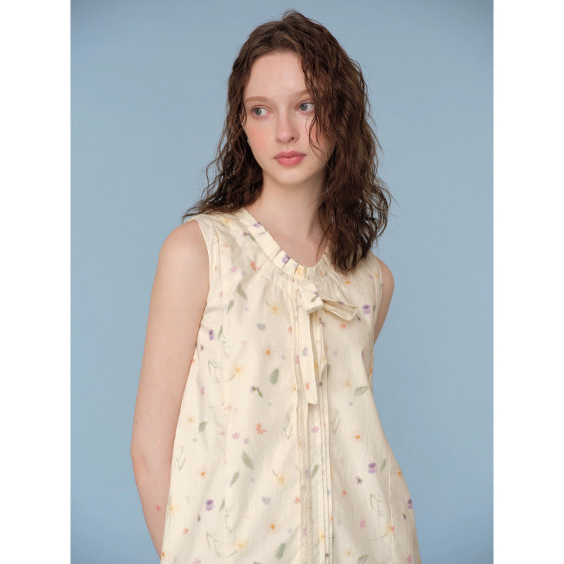 Romantic sweet and smart bow-decorated sleeveless dress