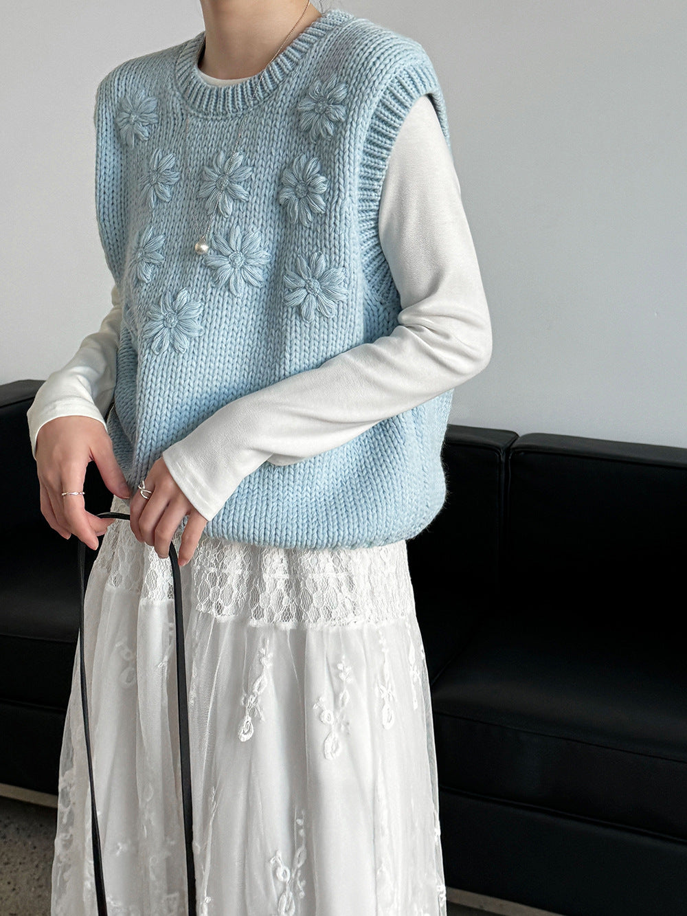 Three-dimensional flower knitted vest women's early spring Korean smart sense stacked wool vest top