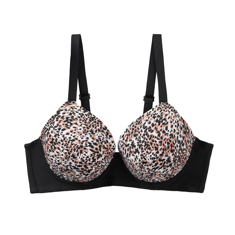 Anti-sagging and closed breast bras gather and appear small
