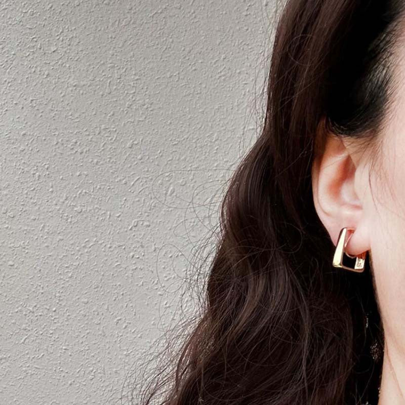 Premium French mosquito coil disc ear clips, metal without ear piercings, can be worn by women's simple commuting square design women's earrings