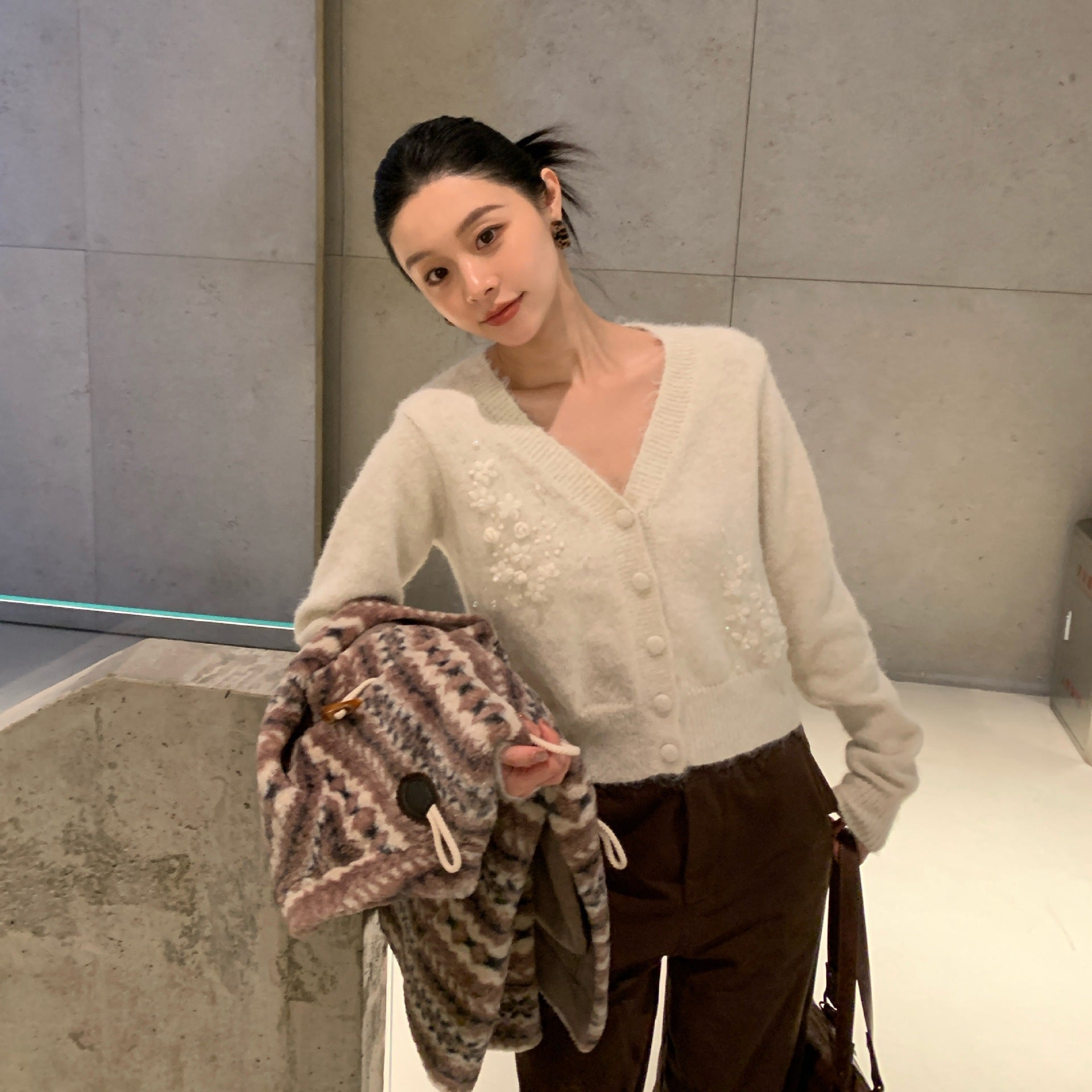 Gentle and sweet wool deep v-neck long-sleeved jacquard sweater cardigan