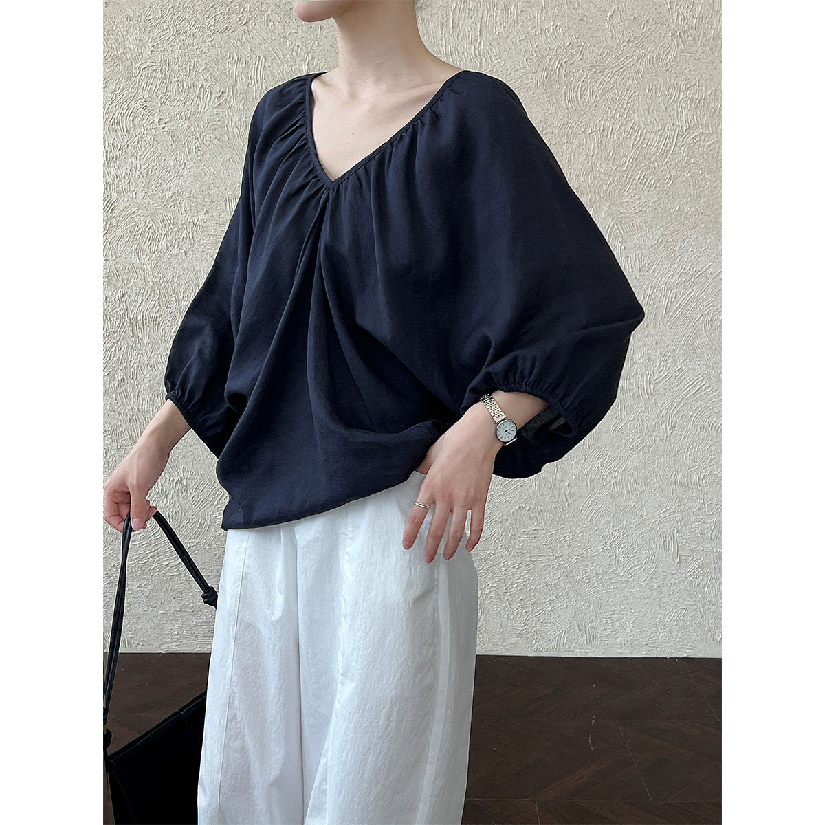 French retro bat-sleeved V-neck shirt women's summer new niche design loose shirt