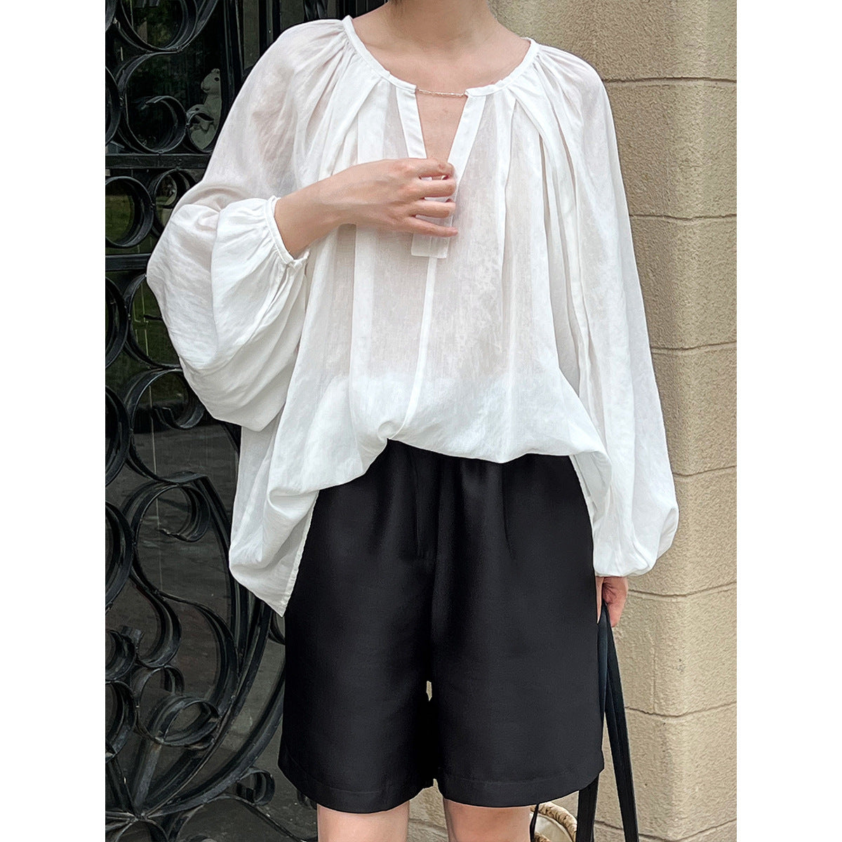 French double V-neck chain design lantern sleeve