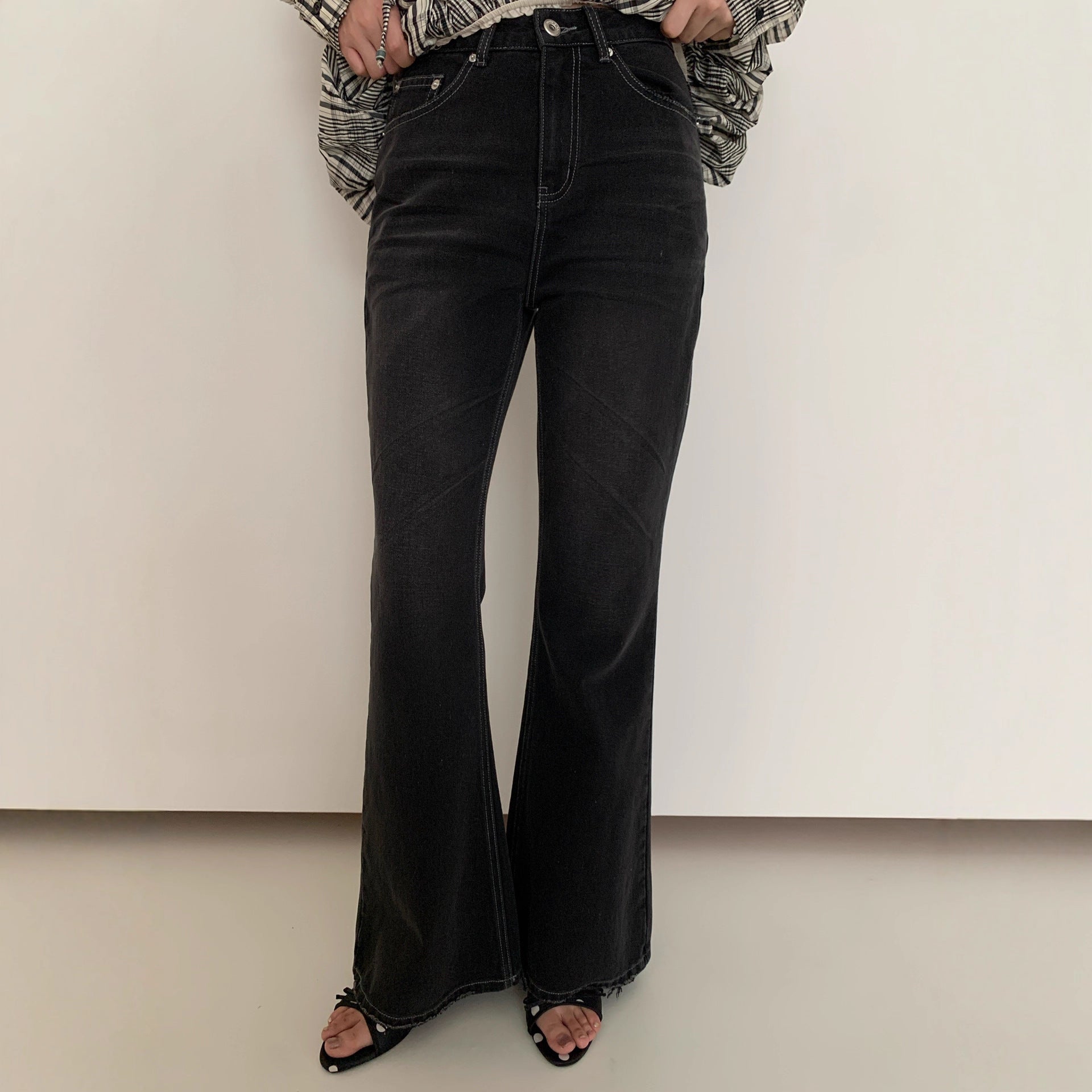 Versatile and slim high-waisted dark gray fashion slightly pulled jeans