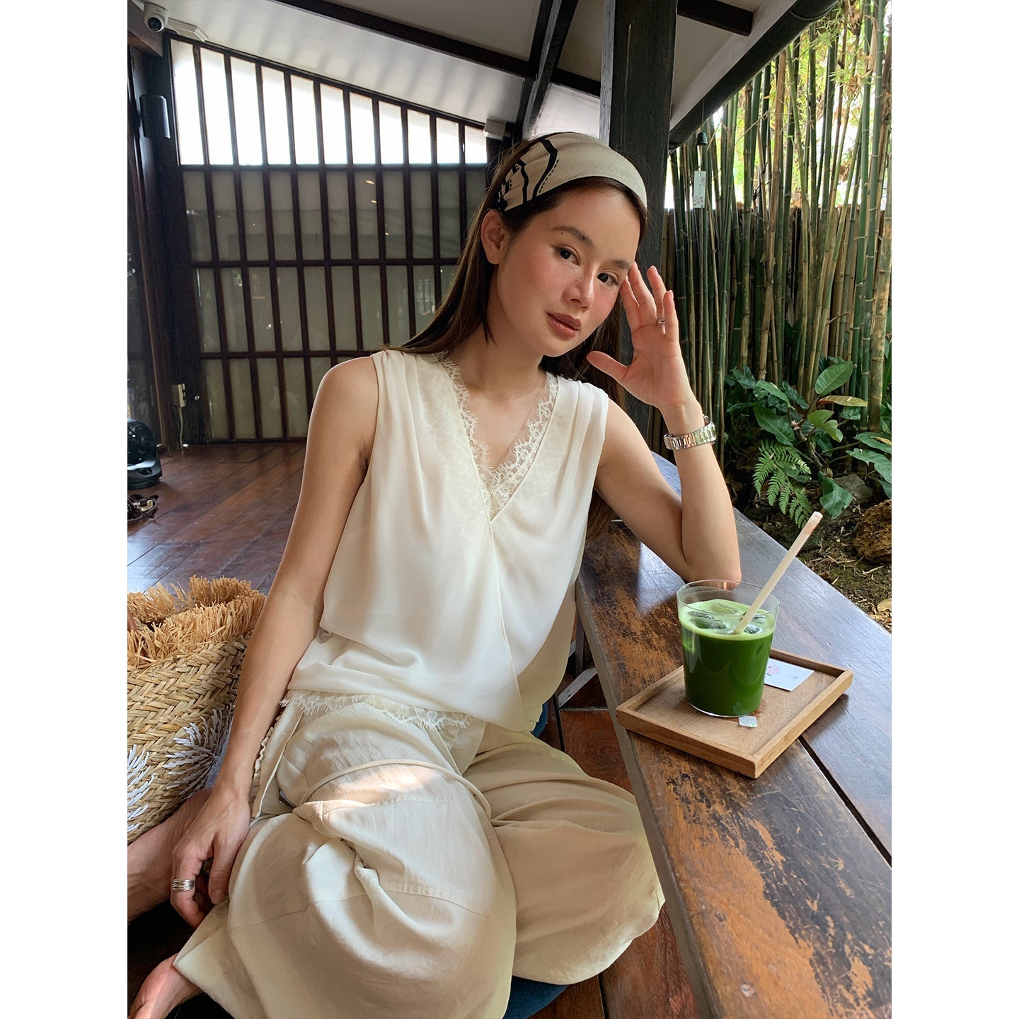 Spring and summer French gentle temperament lace v-neck sleeveless small vest