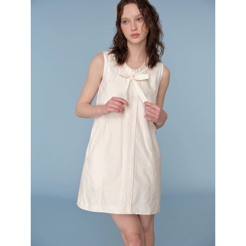 Romantic sweet and smart bow-decorated sleeveless dress