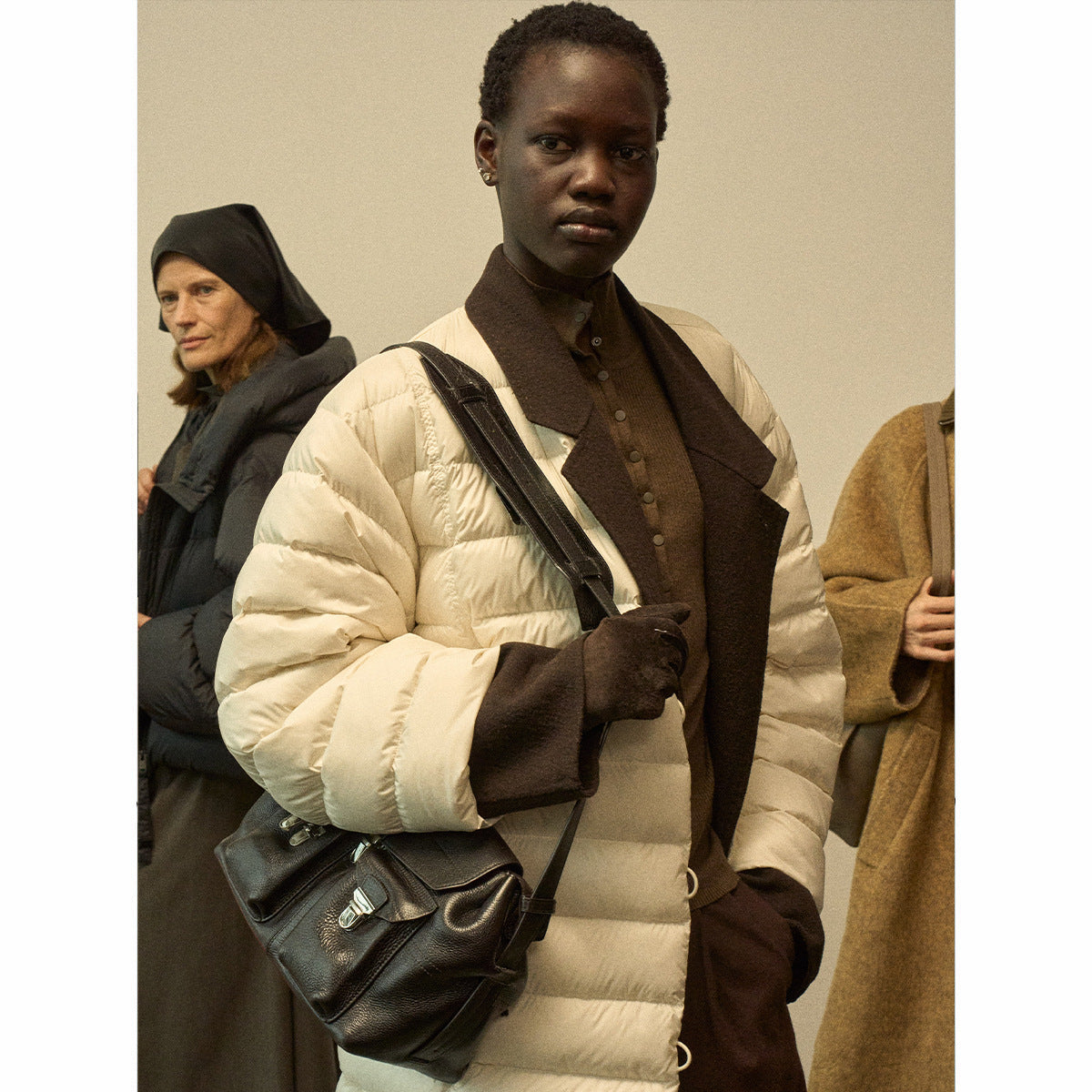 Nolleless silhouette quilted ribs to keep warm, light like clouds 90 white duck down jacket