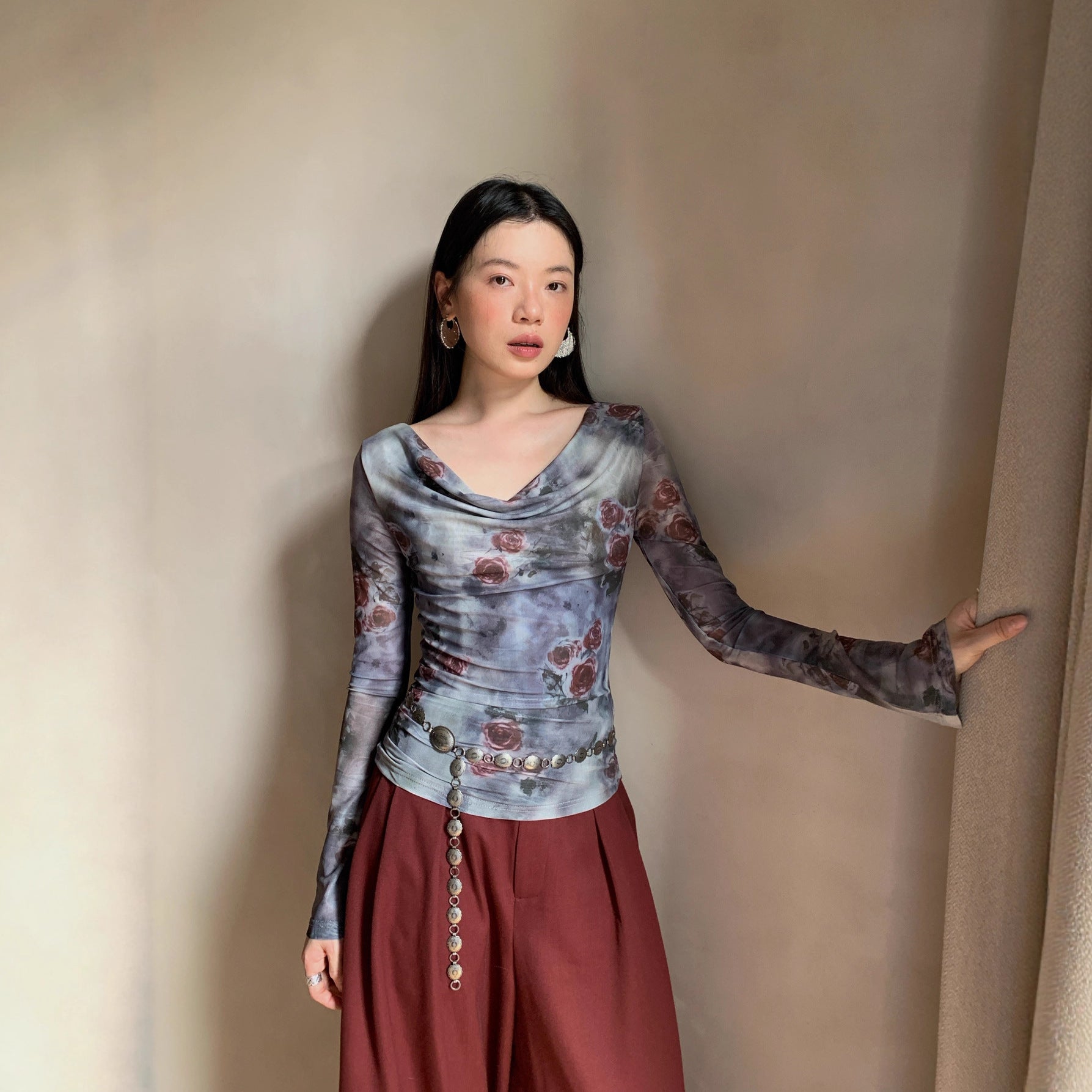 Design Swing Neck Slim Flower Long Sleeve Top