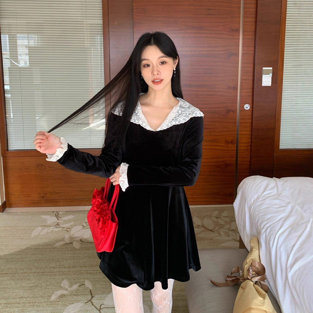 Wear an age-reduced waist lace hooded velvet dress