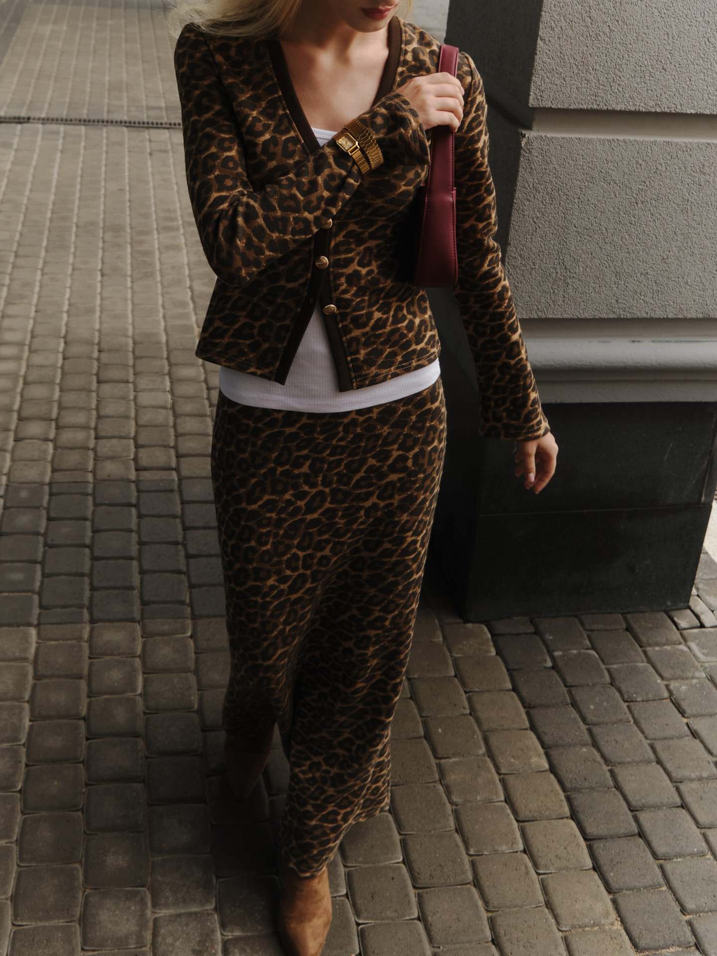 Stylish leopard print hip-hugging skirt