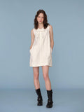 Romantic sweet and smart bow-decorated sleeveless dress
