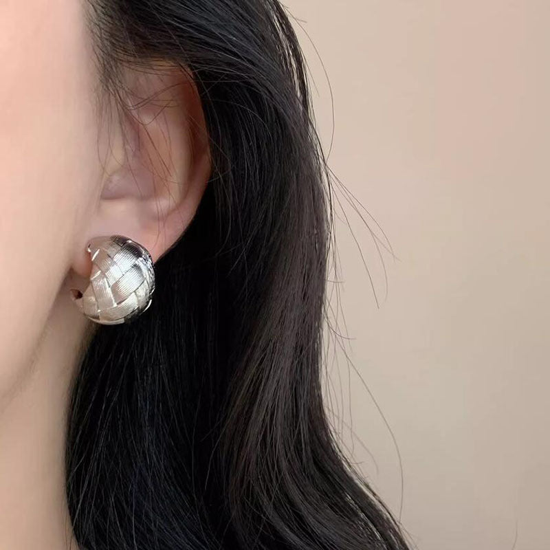 Silver needle cross-grain round C-shaped earrings light luxury high-end stud earrings fashionable simple design earrings