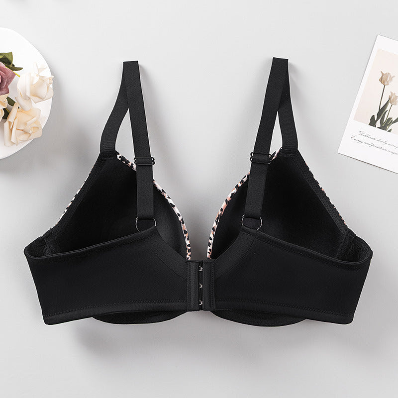 Anti-sagging and closed breast bras gather and appear small