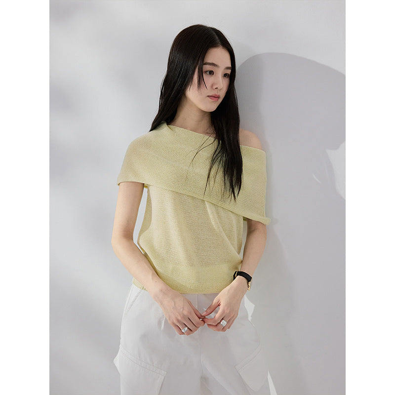 Wear more than one dress, but you can wear a lazy knitted sweater with straight shoulders and slanted shoulders.
